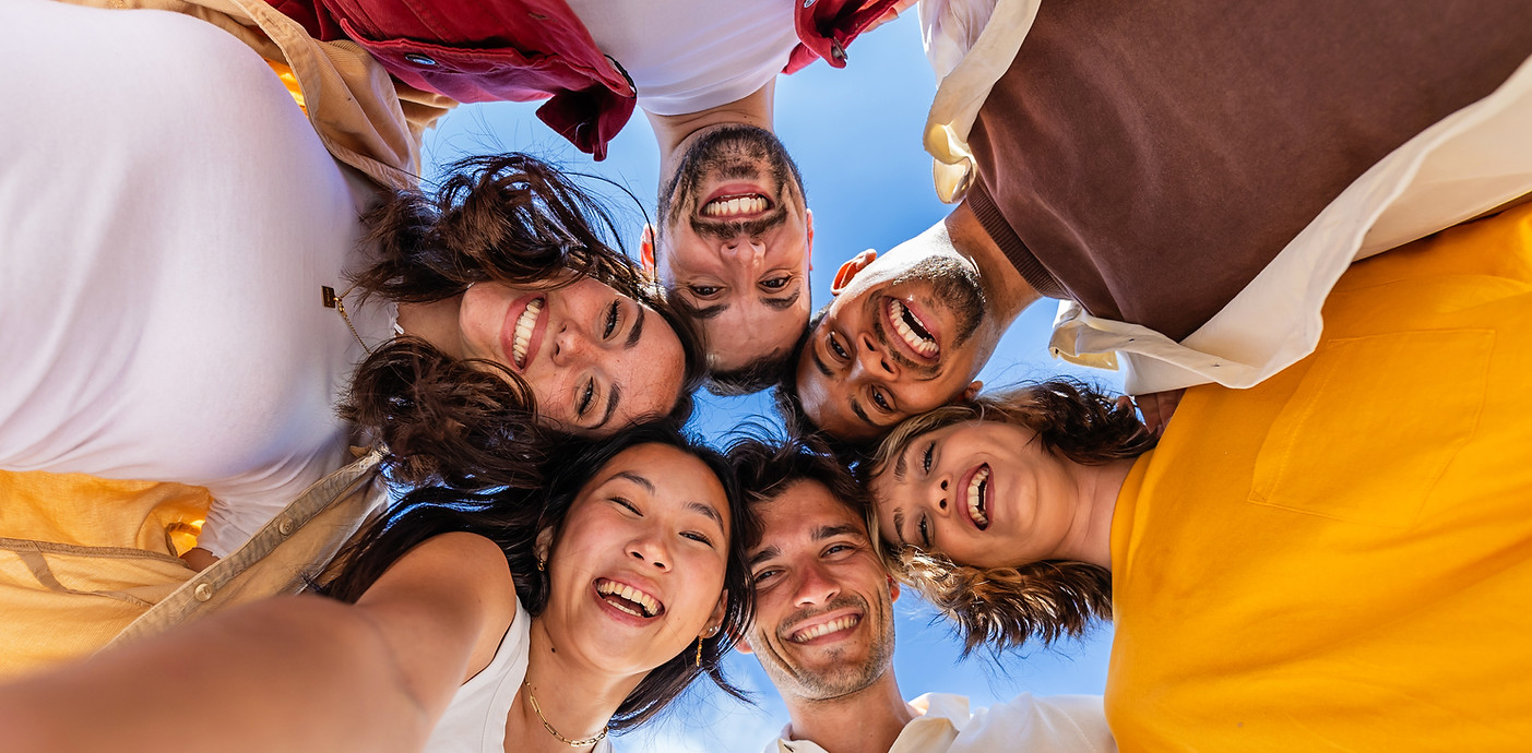 Jóvenes interactuando