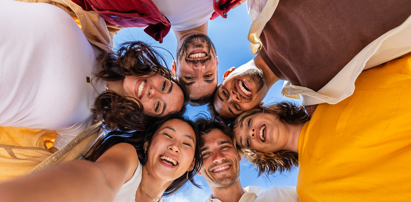Jóvenes tomándose una selfie grupal